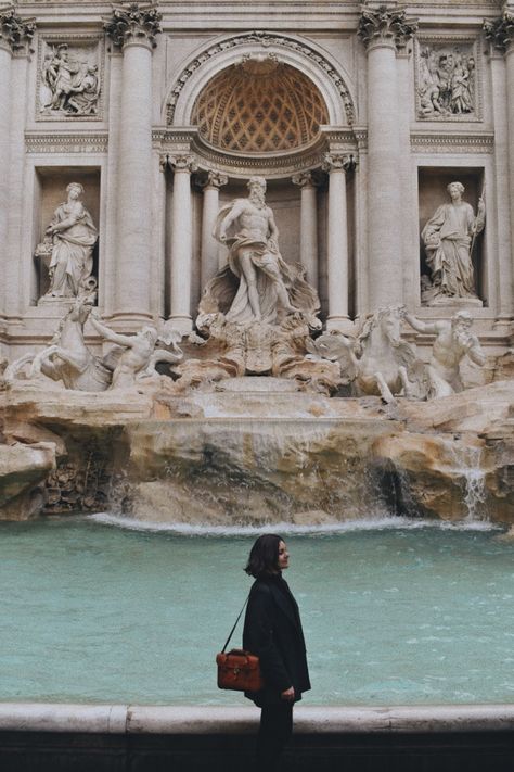 Trevi Fountain Photoshoot, Rome Photo Ideas Winter, Photo Ideas In Rome, Roma Fotos Ideas, Fontana Di Trevi Photo Ideas, Trevi Fountain Outfit, Trevi Fountain Pictures, Trevi Fountain Aesthetic, Rome Instagram Pictures