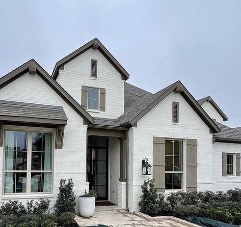 White Brick Gray Trim, White Brick House White Windows, Cream Painted Brick House Exterior, Creamy White Painted Brick Exterior, White And Red Brick House Exterior, Vinyl Siding Paint, Light Brick House Exterior, Brick House Exterior Colors Schemes, White Brick House