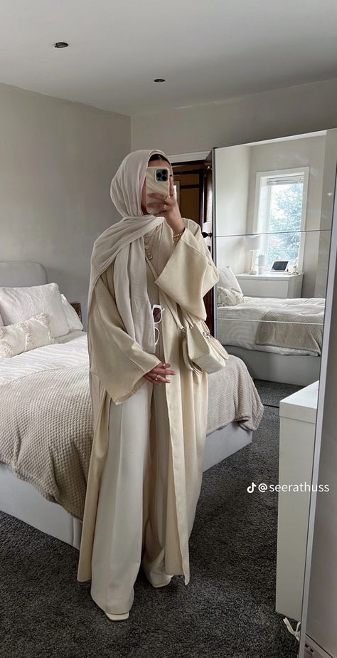 Sheik Zayed Mosque Outfit, Mosque Outfit, Hijabi Fashion Abayas, Arab Girl Aesthetic, Saudi Arabia Dress, Aesthetic Hijabi Outfits, Everyday Abaya, Abaya Fits, Modest Ootd