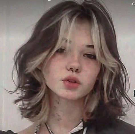 Cool Haircuts With Bangs, Short Haircuts For Fluffy Hair, Short Hair With Money Piece Bangs, Alternative Hair Highlights, Shorts Hair With Curtain Bangs, Trendy Highlights For Short Hair, Wolfcut With Blonde Highlights, Short Adronymous Hair, Medium Length Grunge Hair