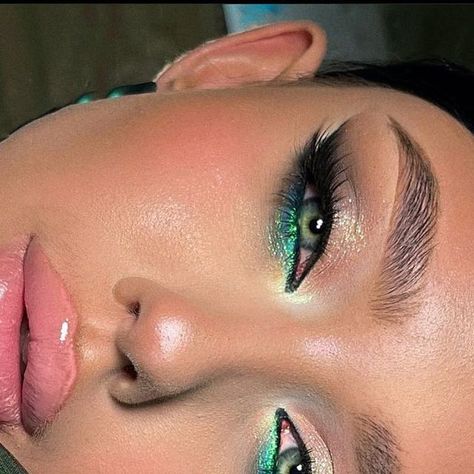 Green And Brown Eyeshadow Looks, Garden Makeup Look, Make Up Vert, Wicked Makeup Looks, Gold Purple Makeup, Emerald Green Makeup Looks, Bold Eyeshadow Looks, Colourful Eye Makeup, Green Make Up