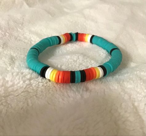 Clay Bead Bracelet Ideas Mexican, Western Flat Bead Bracelets, Country Bracelet Colors, Cute Western Clay Bead Bracelets, Western Bracelet Colors, Western Heishi Bracelet, Western Clay Bracelet, Flat Clay Bead Bracelet Ideas Western, Clay Bead Bracelet Ideas Dark Colors