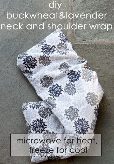 Tutorial showing how to make a Buckwheat Heated Neck Wrap  Not only is this neck wrap microwaveable, but it can also be kept in the freezer for a cold neck or shoulder wrap as necessary. The addition of lavender makes this aromatherapy shoulder wrap all the more therapeutic. Diy Heat Pack, Neck Pillow Pattern, Diy Heating Pad, Neck Heating Pad, Heated Neck Wrap, Small Sewing Projects, Wrap Pattern, Diy Pillows, Neck Pillow