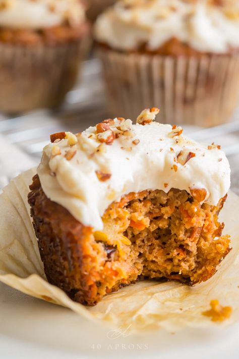 These paleo carrot cake cupcakes are just the best! They're moist and tender and packed with all the carrot cake favorites like pineapple, pecans, and spices. They're easy and quick with a delicious cream cheese frosting. They're healthy (or healthier), made with coconut flour and almond flour instead of regular flour. #paleo #dessert Healthy Lunch For School, Muffin Vegan, Paleo Carrot Cake, Potato Chickpea, 40 Aprons, Pudding Chia, Healthy Cupcakes, Pastas Recipes, Carrot Cupcake