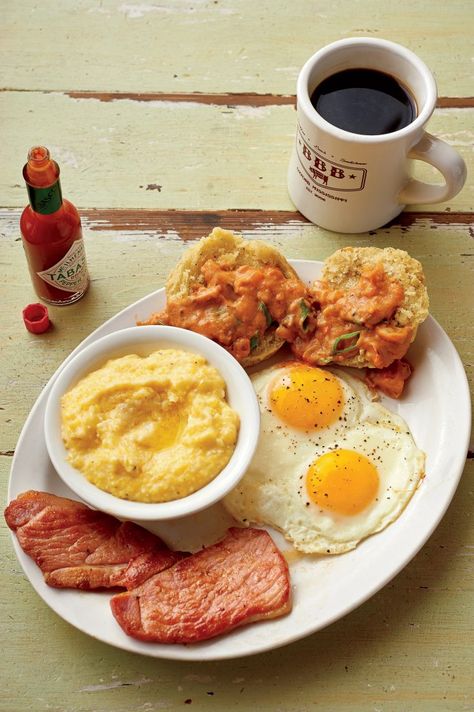 Big Bad Breakfast, Breakfast Diner, Southern Breakfast, Breakfast Photography, Breakfast Aesthetic, Brunch Bread, Corned Beef Hash, Creative Cooking, Egg Muffins