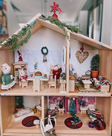 Ikea Dollhouse Christmas, Christmas Dollhouse Makeover, Dollhouse Christmas Decorations Diy, Ikea Dolls House Hack, Christmas Dolls House, Christmas Dollhouse Diy, Ikea Dollhouse Makeover, Apartment Dollhouse, Ikea Flisat Dollhouse