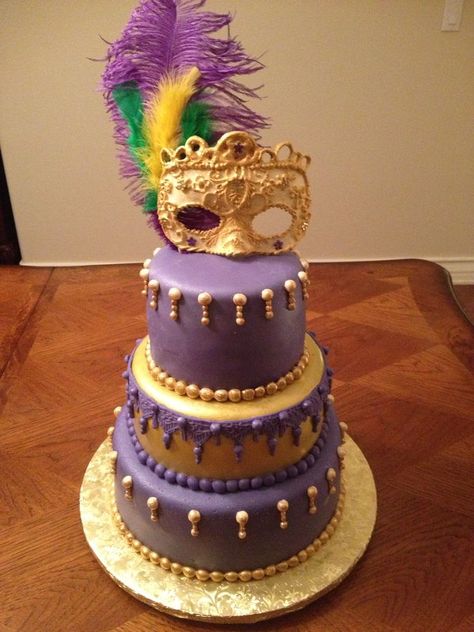 Mardi Gras cake gilded and  Gum paste mask Masquerade Party Centerpieces, Masquerade Cake, Alice Braga, Masquerade Cakes, Mardi Gras Theme, Mardi Gras Cake, Mardi Gras Party Decorations, Madi Gras, Carnival Cakes