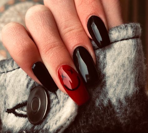 Smiley Nails, Striper Outfits, Accent Nails, Face Design, Best Acrylic Nails, Black Nails, Smiley Face, Almond Nails, Halloween Nails