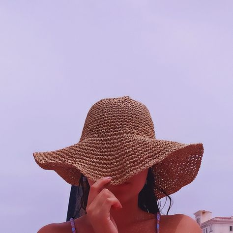 Aesthetic pose photo for girls in summer with sky and hat without the face Beach Poses For Shy People, Shy People, Shy Girl, Beach Pictures Poses, Beach Pics, Pics Ideas, Pictures Poses, Shy Girls, Beach Poses