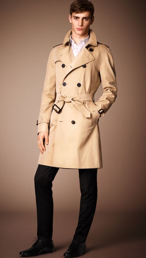 7 Ways to Wear Your Favorite Trench Coat Now  image The Burberry Heritage Trench Coat The Wiltshire men trench coat burberry photos 004 Burberry Trench Outfit, Burberry Trench Coat Outfit, Burberry Trench Coat Men, Trenchcoat Style, Trench Outfit, Burberry Trenchcoat, Mode Mantel, Men's Trench Coat, Look Jean