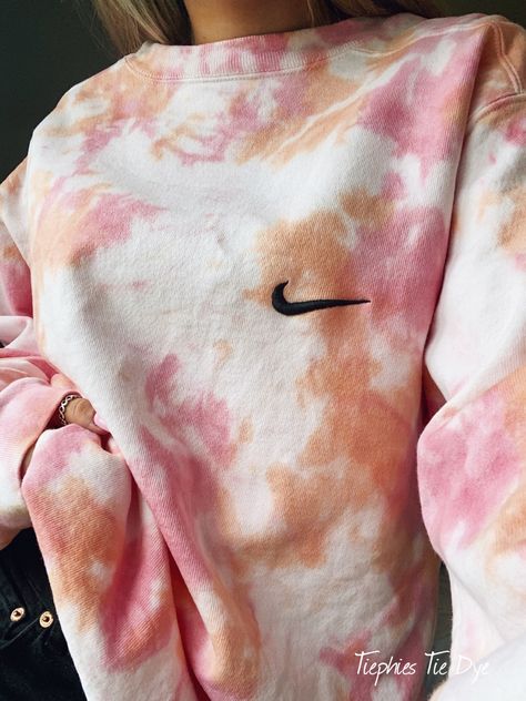 Tie And Dye Sweatshirt, Tie Dye Nike Hoodie, Tye Dye Shirts Aesthetic, Aesthetic Tie Dye Shirt, How To Style Tie Dye Shirts, Tie Dye Patterns Aesthetic, Tie Died Ideas Aesthetic, Tie Dye Ideas Aesthetic, Tie Dye Shirt Aesthetic