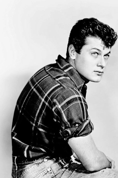 Tony Curtis 1950s Menswear, Greaser Style, Men Actors, Klasik Hollywood, Joining The Navy, 1950s Hairstyles, Michael Nesmith, Janet Leigh, 1950s Mens