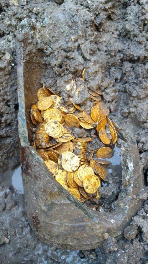 Vojenský Humor, Imperiul Roman, Ancient Discoveries, Empire Romain, Gold Money, Archaeological Discoveries, Archaeological Finds, Roman Coins, Metal Detecting