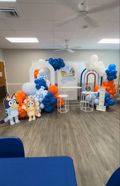 Bluey Backdrop Ideas, Bluey Backdrop For Boy, Bluey Balloon Garland Ideas, Bluey Birthday Backdrop, Bluey Themed Party, Birthday Surprise Husband, Fiesta Bluey, Bluey Party, Baby Birthday Themes