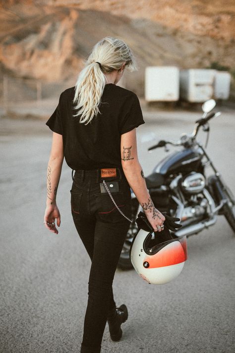 Motorcycle Looks For Women, Motor Style Woman, Female Riders Motorcycles, Motorcycle Photoshoot Women Aesthetic, Women Motorcycle Aesthetic, Motorcycle Woman Photography, Woman Motorcycle Photoshoot, Women On Bikes Motorcycles, Motorcycle Photoshoot Women Ideas