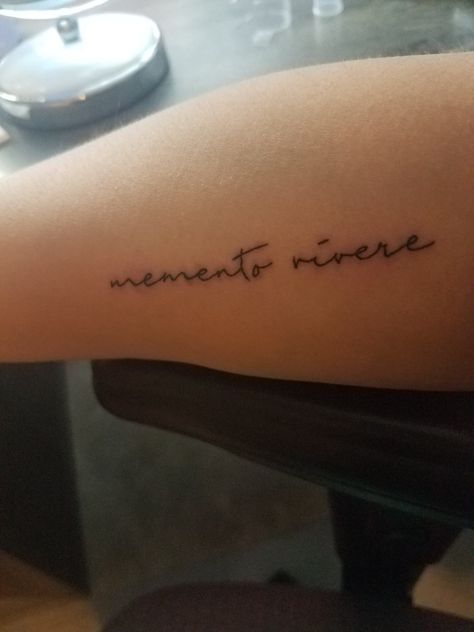 Memento Vivere Tattoo Memento Vivere Tattoo Fonts, Momento Vivere Tattoo, Memento Vivere Tattoo, Thinking Tattoo, Memento Tattoo, Hip Tattoo Quotes, Simple Tattoo Fonts, 222 Tattoo, Tattoo Real