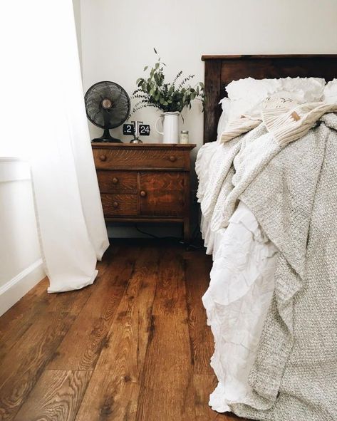 Relaxed Neutral Bedroom With Dark Wooden Floors, Wooden Furniture And Light Natural Bedding Dark Wooden Floor, Interior Design Minimalist, Decoration Bathroom, Wooden Floors, Neutral Bedroom, Interior Kitchen, Farmhouse Bedroom Decor, Design Del Prodotto, Interior Styles