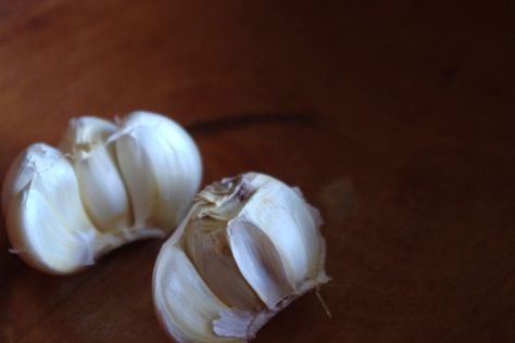 Ten Ways to Eat Raw Garlic Every Day - good Ranch dressing recipe:kefir, garlic, lemon juice, and parsley Raw Garlic Benefits Health, Benefits Of Eating Garlic, Benefits Of Swallowing Garlic, Granulated Garlic, Eating Raw Garlic, Raw Garlic, Food Medicine, Ranch Dressing Recipe, Candida Diet