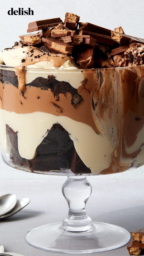 Perfect for a chocolate-loving crowd, tahini makes this a next-level decadent dessert. Decadent Dessert Recipes, Triffel Recipes, Christmas Trifle Desserts, Chocolate Trifle Recipes, Easy Dessert For A Crowd, Chocolate Desserts Recipes, Trifle Chocolate, Chocolate Trifle Desserts, Ice Cream Trifle