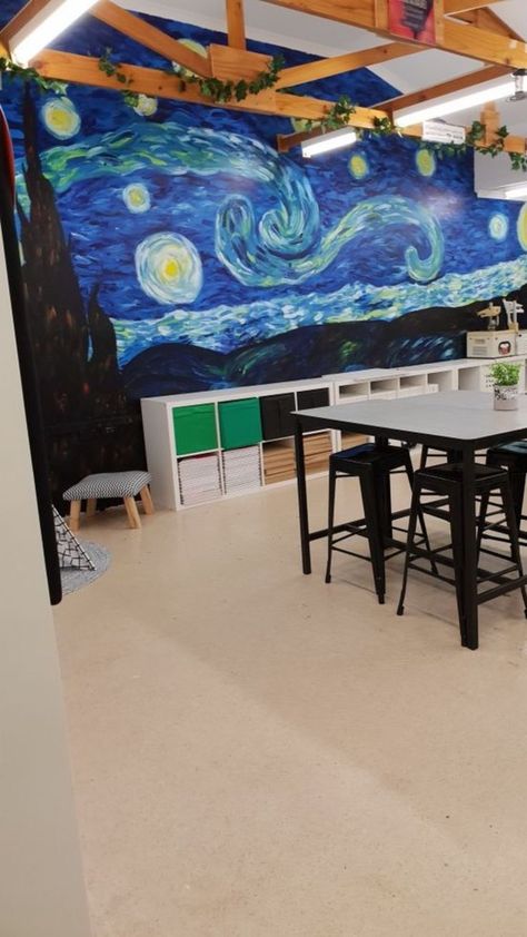 Art Classroom Set Up High School, Classroom Decor Art Room, School Art Classroom Aesthetic, Art Classroom High School Interior, High School Art Room Aesthetic, Classroom Art Gallery, Art Room Themes, Art Studio Classroom Design, Art High School Aesthetic