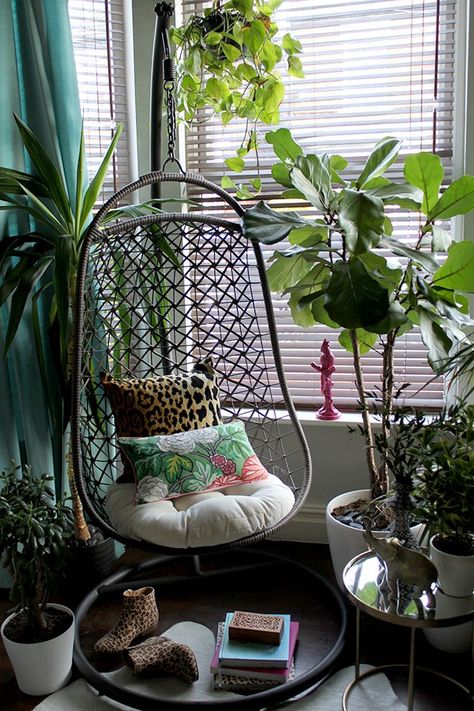 Jungle Trend - hanging chair Boho Eclectic Living Room, Tropical Living Room Ideas, Tropical Living Room, Egg Egg, Plants Hanging, Hanging Chairs, Tropical Interior, Tropical Bedrooms, Popular Interior Design