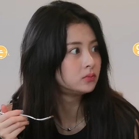 Funny Lesserafim Pics, Le Sserafim Memeable Face, Yunjin Lq, Shocked Face, Huh Yunjin, Art Outfits, Bae Suzy, Diy Picture, Meme Faces