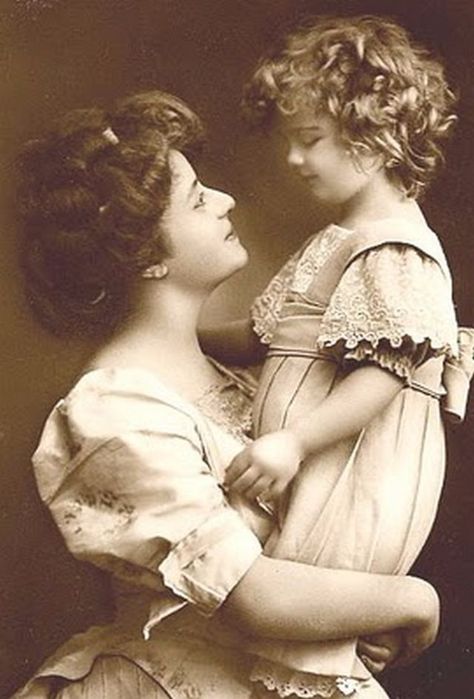 Mother Daughter Poses, George Hurrell, Mother Pictures, Portrait Vintage, Old Photography, Photo Vintage, Vintage Portraits, Photo Postcards, Vintage Pictures