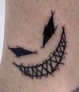 Scary Smile Tattoo, Creepy Tattoo Designs Drawings, Small Anime Tattoos Simple, Crazy Tattoo Ideas, Herren Hand Tattoos, Gotik Tattoo, Emo Tattoos, Smile Tattoo, Grunge Tattoo