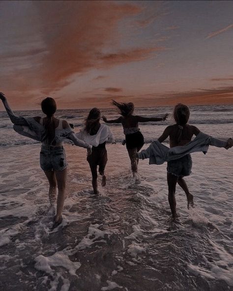 Group Picture Poses, Girl Goals, 4 Best Friends, Bff Poses, Friend Pictures Poses, Shotting Photo, Beach Friends, Best Friends Shoot, Friend Poses Photography