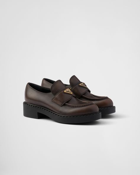 A reinterpretation of a classic men's style, these leather loafers have a chunky design with artisan details. The enameled metal triangle logo completes the iconic footwear. Prada Loafers, Leather Loafers Women, Loafers Women, Chocolate Leather, Loafer Shoes Women, Patent Leather Loafers, Mens Fashion Classic, Brown Loafers, Mens Travel Bag