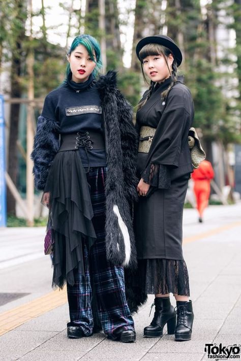 Kimono Fashion Street Style Casual, All Black Streetwear, Black Corset Belt, Ribbed Turtleneck Top, Kimono Style Dress, Japan Fashion Street, Fashion College, Aqua Hair, Black Faux Fur Coat