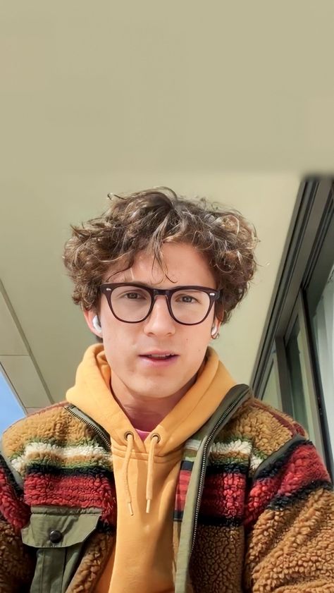 Tom Holland Fluffy Hair, Tom Holland Curly Hair, Brothers Trust, Tom Holland Wallpaper, Film Man, Tom Holland Zendaya, Tom Holland Imagines, Nathan Drake, Tom Holland Peter Parker