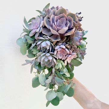 Bouquet Succulent, Succulent Bouquet Wedding, Succulent Wedding Favors, Cascading Wedding Bouquets, Purple Succulents, Cactus Wedding, Succulent Bouquet, Sage Wedding, Succulent Gifts