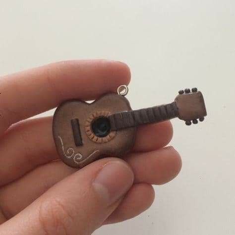 Clay Guitar, Easy Clay Sculptures, Book Cover Diy, Clay Keychain, Clay Magnets, Polymer Clay Jewelry Tutorials, Clay Diy Projects, Polymer Clay Diy, Polymer Clay Jewelry Diy