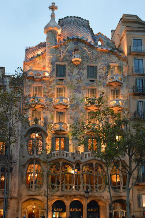 Casa Batllo, a house designed to make you feel like you're in a fairytale! Arch Aesthetic, Antoni Gaudí I Cornet, Summer In Europe, Casa Batlló, Europe Aesthetic, Spain Barcelona, 25 June, Antoni Gaudi, Moss Art