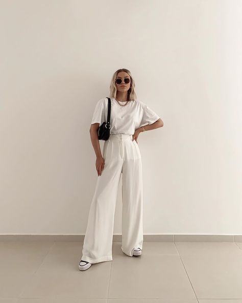 Pantalona branca: 40 looks com essa calça tão versátil White Pants Outfit, All White Outfit, Causual Outfits, Fashion Victim, Work Looks, Outfit Goals, Classic Outfits, White Outfits, Outfit Casual