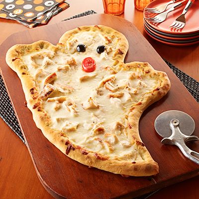 Halloween Pizza Recipes, Ghost Pizza, Menu Halloween, Halloween Pizza, Kids Halloween Food, Halloween Food Appetizers, Halloween Appetizers, Appetizer Bites, Halloween Dinner