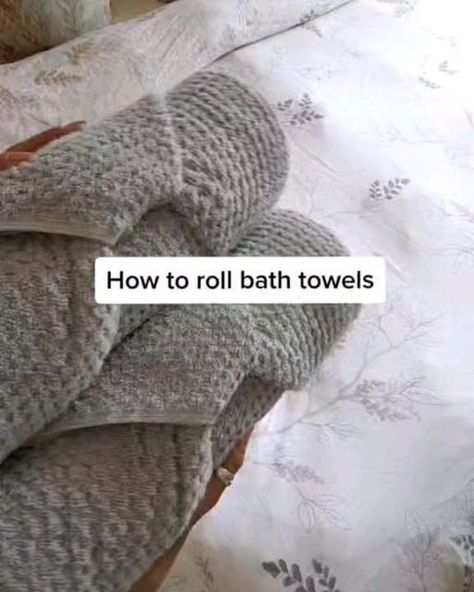 Roll Bath Towels, How To Fold Bath Towels, How To Roll Bath Towels, Roll Towels, Folding Hacks, Folding Fitted Sheets, Towel Folding, Folding Towels, Folding Techniques