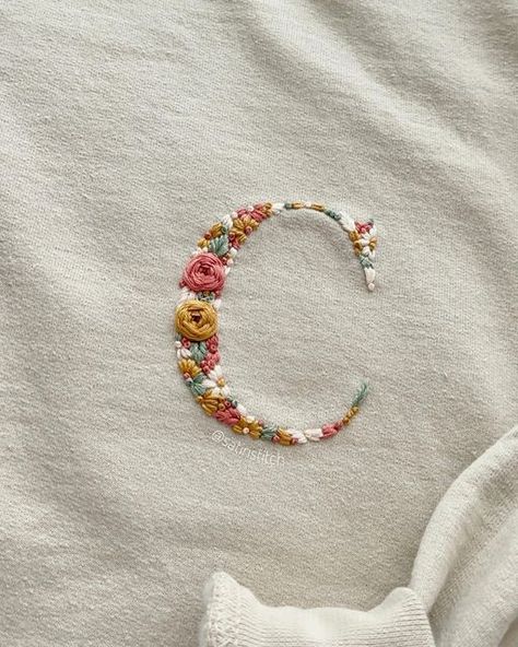 Floral Initial Embroidery, C Embroidery Letter, Embroidery On Baby Clothes, Initial Embroidery Letters, Embroidery Initials Letters, Embroider Initials, Moss Embroidery, Drawing Embroidery, Tshirt Embroidery