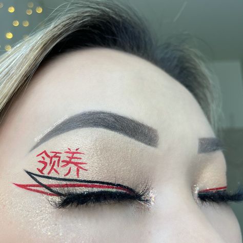 Double winged eyeliner red and black graphic liner makeup look with chinese characters meaning ‘adopt’ Graffiti Eyeliner, Black And White Graphic Eyeliner, Black And Red Eyeliner, Red And Black Eyeliner, Red Graphic Eyeliner, Red Eyeliner Looks, Red Graphic Liner, Black Graphic Eyeliner, Black And White Eyeliner