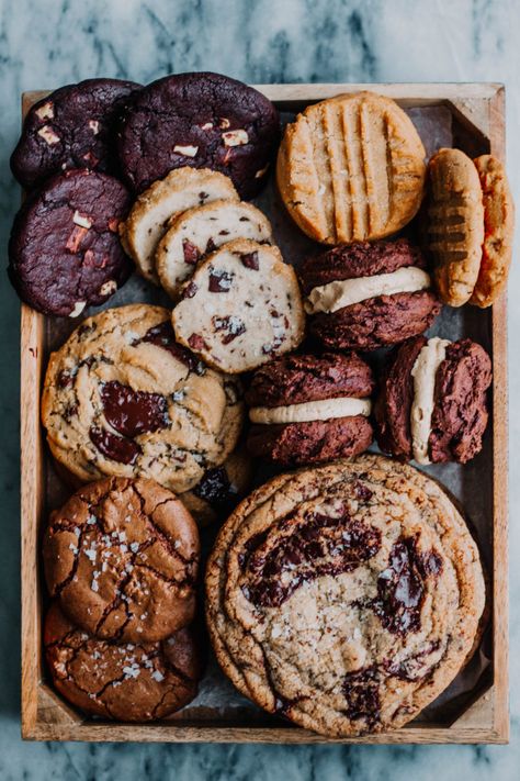 Ultimate Cookies and Hot Chocolate Box Gourmet Holiday Cookies, Holiday Cookies Thanksgiving, Famous Cookies, Cookie Tips, Easy Holiday Cookies, Christmas Cookie Box, Ultimate Cookies, Holiday Cookies Christmas, Cookie Hacks