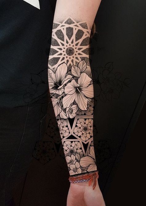 Mosaic Tattoo Sleeve, Flowers Geometric Tattoo, Sacred Geometry Floral Tattoo, Geometric With Flowers Tattoo, Geometric Botanical Tattoo, Tattoo Transition Ideas, Flower And Geometric Tattoo, Tattoo Manga Mujer, Geometric Flower Tattoo Sleeve