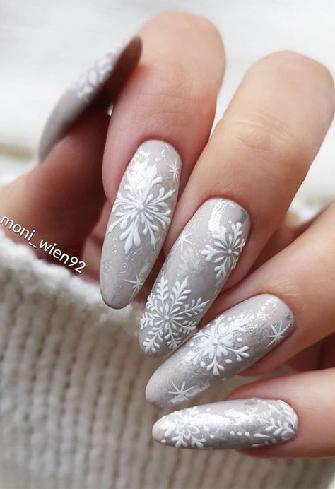 Grey Nails With Snowflake Winter, Gray Snowflake Nails, Nail Art Designs Snowflakes, Grey Snowflake Nails, Christmas Nails Grey, Winter Nails Grey, Gray Christmas Nails, Gray Winter Nails, Grey Winter Nails