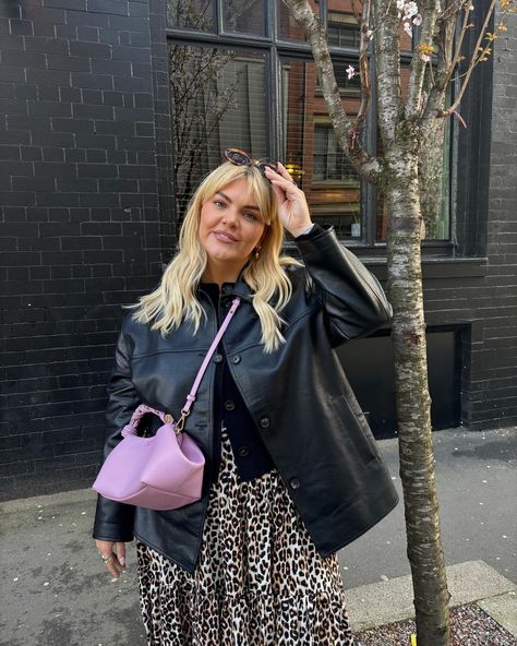 Leopard print is a lifestyle 🐆 Ganni Bag Outfit, Ganni Bou Bag Outfit, Ganni Bou Bag, Leather Jacket Spring Outfit, Leather Jacket Styling, Bangs Layered Hair, Winter Clothes Ideas, Matilda Goad, Leopard Print Outfit