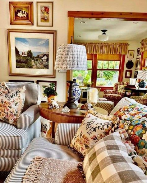 New English Style Interiors, Cozy Family Room Ideas Comfy, English Cottage Dining Room Decor, Cottage Living Room Curtains, English Cottage Sitting Room, Antique House Decor Living Room, Cozy Country Living Room, Grandmacore Decor, House Beautiful Living Rooms