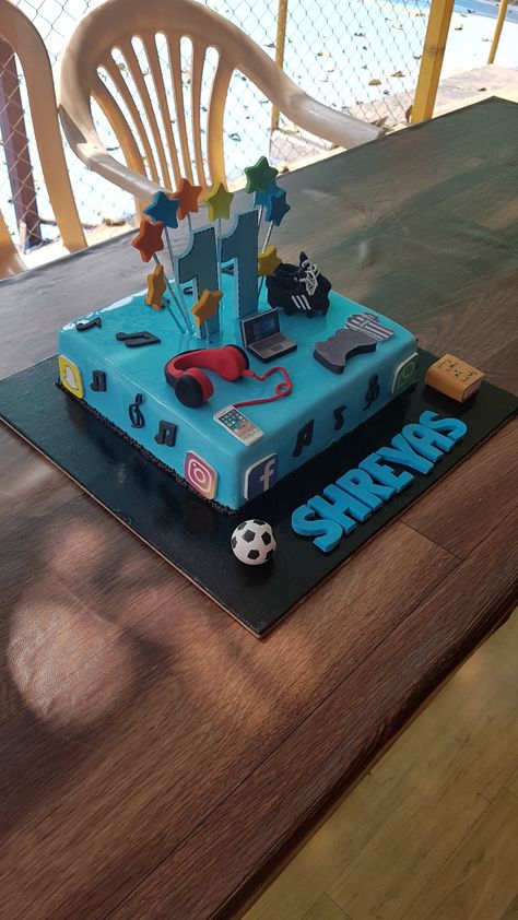 Choco-vanilla-chocochip cake with logos of what a 11year old boy is interested in !! Cake For 10 Year Boy, 11th Birthday Cake Boy, Birthday Cake For 10 Year Boy, Photo Print Cake, Boys Bday Cakes, Bon Voyage Cake, Square Birthday Cake, Cake Designs For Boy, Football Birthday Cake