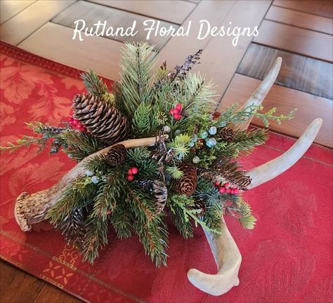 Antler Christmas Decor, Deer Antler Crafts, Antler Christmas, Winter Wreath Diy, Christmas Decorations Centerpiece, Antler Crafts, Christmas Flower Arrangements, Cabin Christmas, Handmade Christmas Crafts