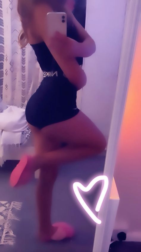 Nike Pros Mirror Pic, Thick Latina Outfits, Arching Pose, Arch Pics, Back Arching Pose, Pink Nike Pros, Risky Picture Ideas, Risky Pictures, Latina Outfits