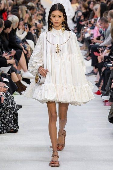 Valentino Prêt-À-Porter Printemps-Été 2020 - Défilés | Vogue Paris Street Style New York, Runway Fashion Couture, Vogue Fashion, Fashion Show Collection, Fashion 2020, Vogue Paris, Outfits Casuales, Couture Fashion, Paris Fashion