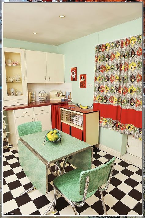 Revamp your cooking space with our guide to creating a kitschy kitchen that bursts with personality! Discover tips and ideas to infuse retro charm into your home, from vibrant color schemes to quirky decor pieces. Whether you love vintage appliances or playful wall art, this transformation will make your kitchen the heart of your home. Embrace the fun side of cooking and turn your space into a nostalgic haven. Dive in and start your kitschy kitchen makeover today! Vintage 1950s Kitchen, 1950s Kitchen Decor, Cheap Beach Decor, Kitschy Kitchen, Barbie Kitchen, Dolls House Interiors, Miniature Rooms, Red Retro, Miniature Kitchen